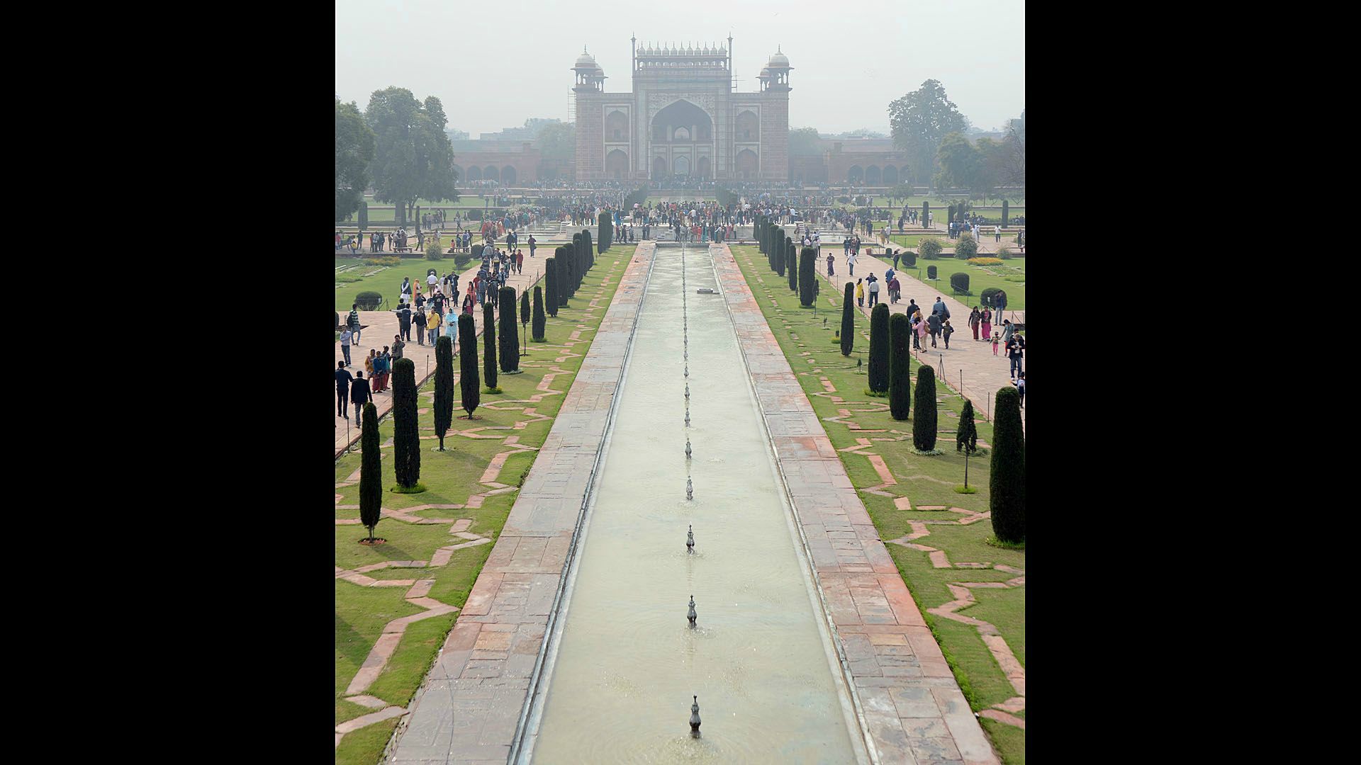 Taj Mahal - jeden z siedmiu cudów nowożytnego świata. Indyjskie Mauzoleum wzniesione przez Szahdżahana z Dynastii Wielkich Mogołów na pamiątkę ukochanej żony Mumtaz Mahal